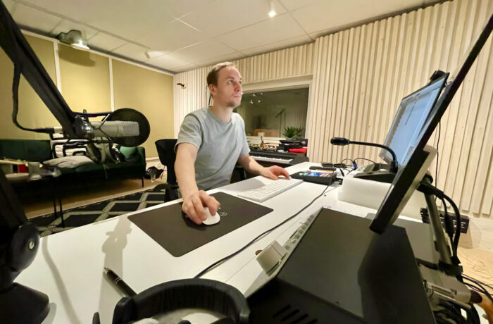 Äänisuunnittelija Timo Säilä studiossa. Kuva: Mikko Roisko