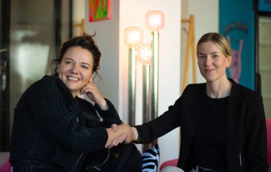 Helsinki Castingin Katri Aksola ja Blockbusters Gangin Emma Ilves paiskaavat kättä yhteistyölle. Kuva: Vilma-Lotta Mustonen
