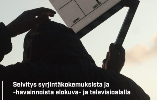 Elokuva- ja tv-työntekijän silhuetti pitää klaffia ylhäällä.