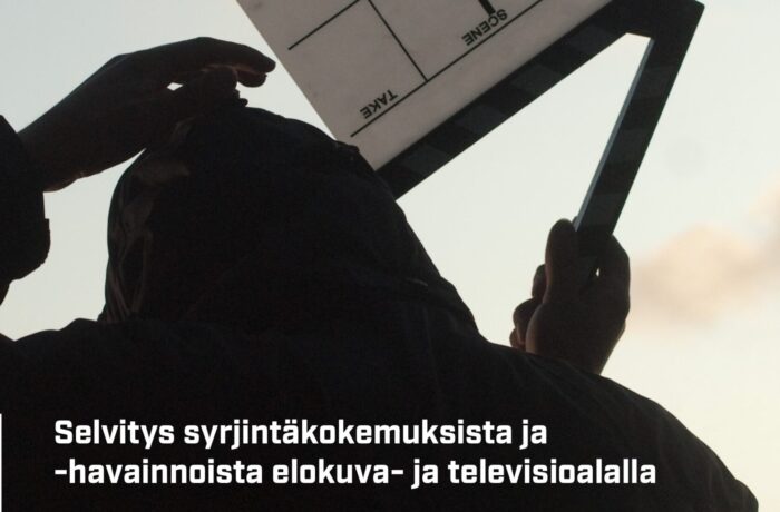 Elokuva- ja tv-työntekijän silhuetti pitää klaffia ylhäällä.