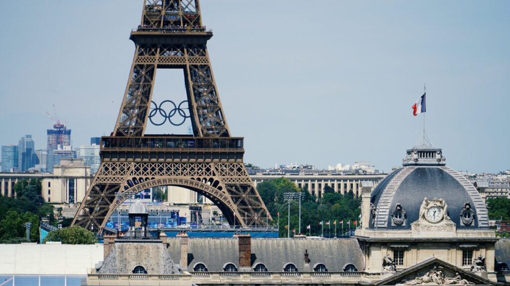 Eifel-torni ja Olympiarenkaat Pariisissa.