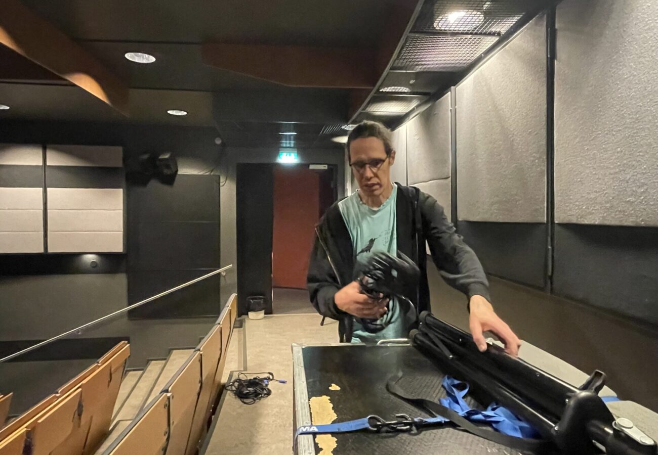 Kino Metson teatterinhoitaja Teemu Kauppi pakkaa tavaroita. Kuva: Elina Hyvärinen