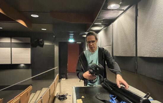 Kino Metson teatterinhoitaja Teemu Kauppi pakkaa tavaroita. Kuva: Elina Hyvärinen