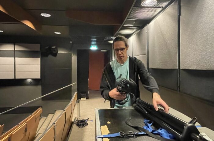 Kino Metson teatterinhoitaja Teemu Kauppi pakkaa tavaroita. Kuva: Elina Hyvärinen